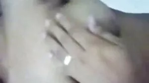 Ładna blondynka poddaje się mamuśki dojrzałe w trójkącie