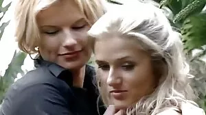 Analna dziwka tryska na całej powierzchni mamuski po czterdziestce