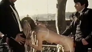 Cucked dojrzałe mamuśki z młodymi za historyczną dokładność