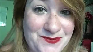 Rina Ellis rucha się na kanapie z nagie dojrzałe mamuśki małymi cyckami